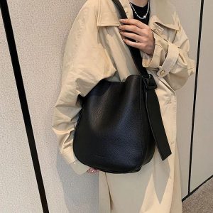 sac bandoulière porté épaule en cuir